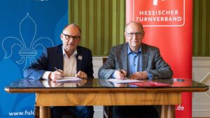 Bürgermeister, Dag Wehner und Präsident des Hessischen Turnverbandes, Ulrich Müller bei der Vertragsunterzeichnung