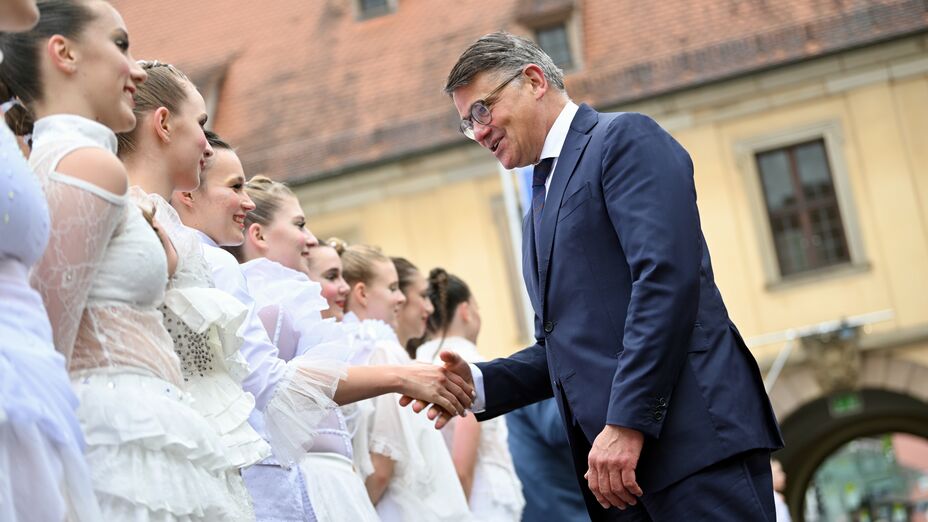Ministerpräsident Boris Rhein bei der Eröffnung im Innenhof des Stadtschlosses.